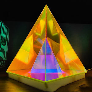 lampe en forme de pyramide qui change de couleurs