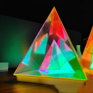 lampe pyramide multicolore